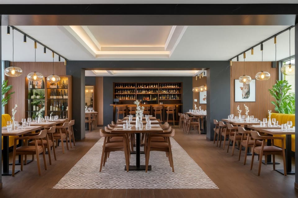 Restaurant/places to eat, Lounge or bar, Food and drinks, Seating area, Food, Drinks