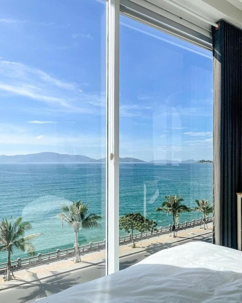 Ocean View Villa - 8 Bedrooms - In Great Location - Just 10M From The Beach Villa in Nha Trang