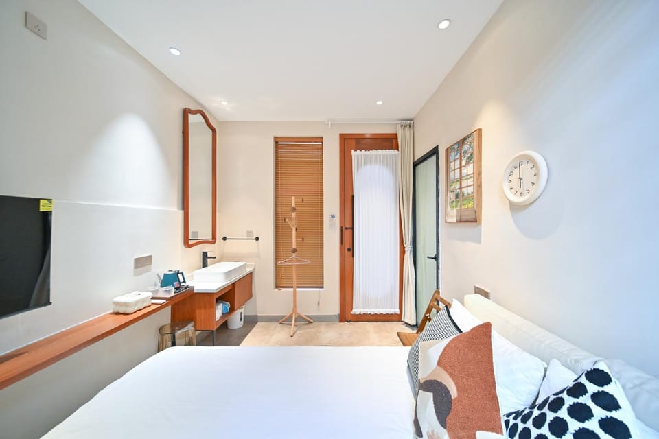 Bed, TV and multimedia, Photo of the whole room, Seating area, Bedroom