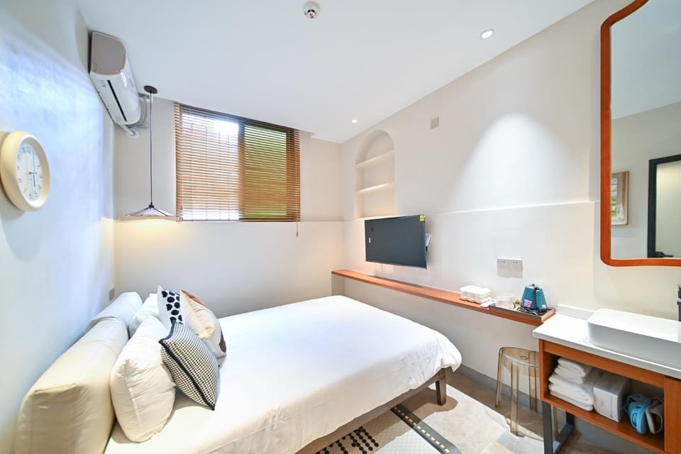 Bed, TV and multimedia, Photo of the whole room, Seating area, Bedroom