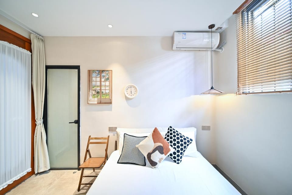 Bed, Photo of the whole room, Seating area, Bedroom, air conditioner