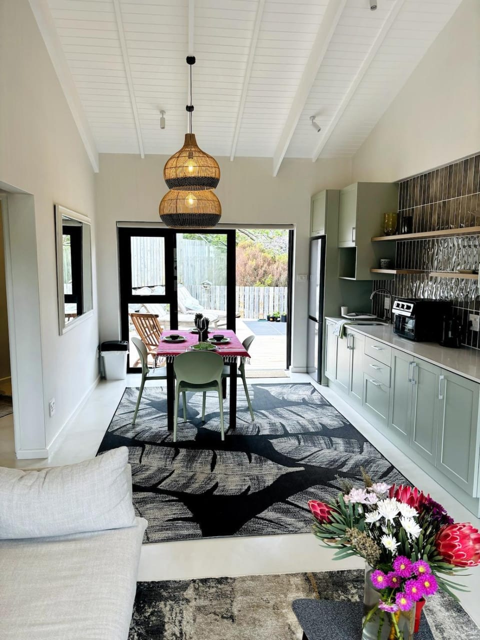 Kitchen or kitchenette, Living room, Seating area, Dining area