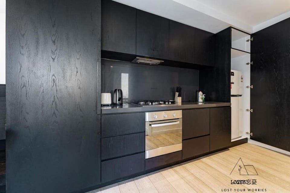 Kitchen or kitchenette, minibar, oven, stove