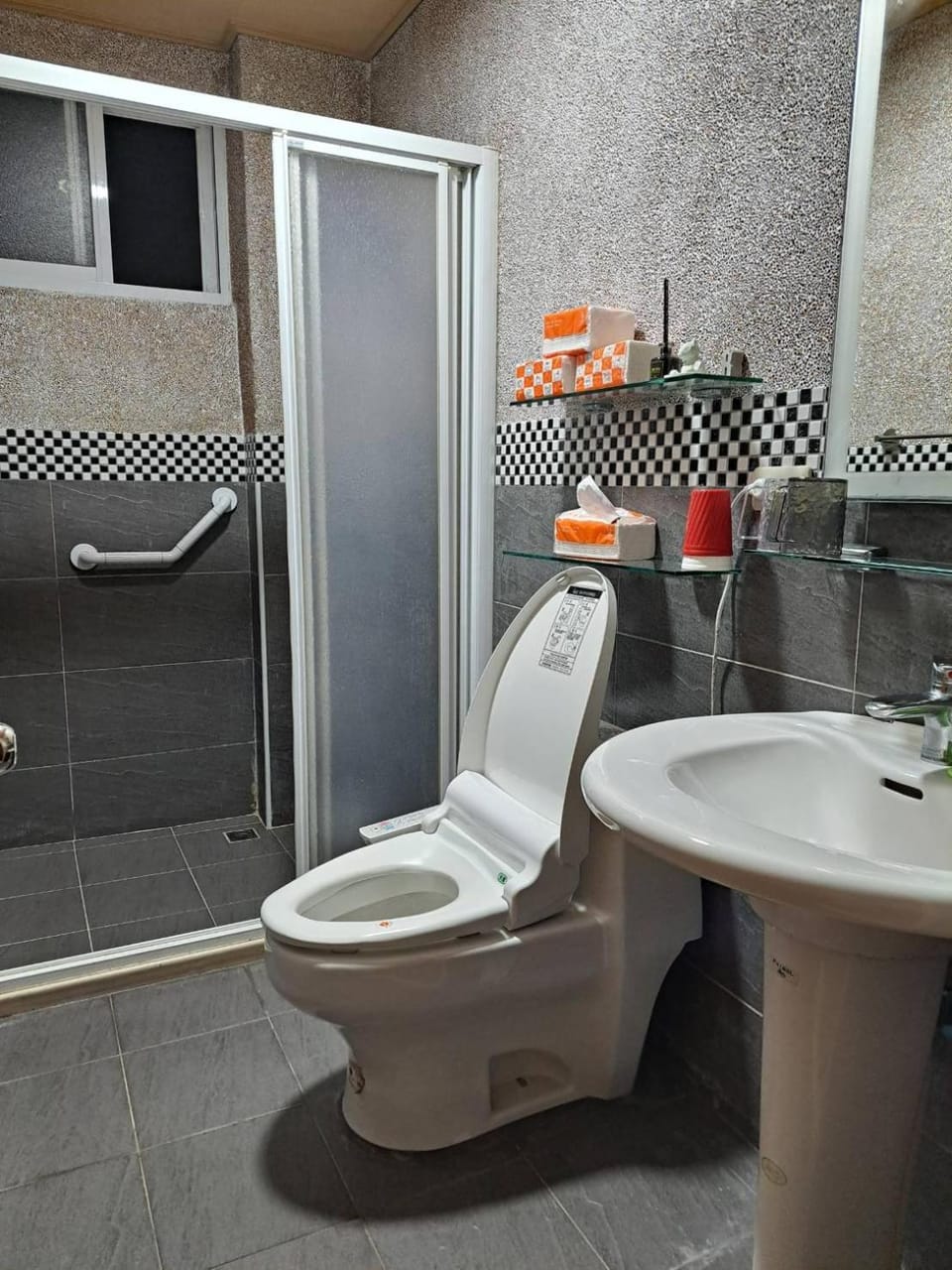 Shower, Toilet