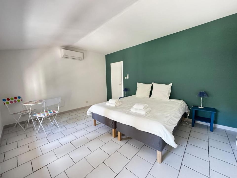 Bed, Photo of the whole room, Bedroom, towels, air conditioner