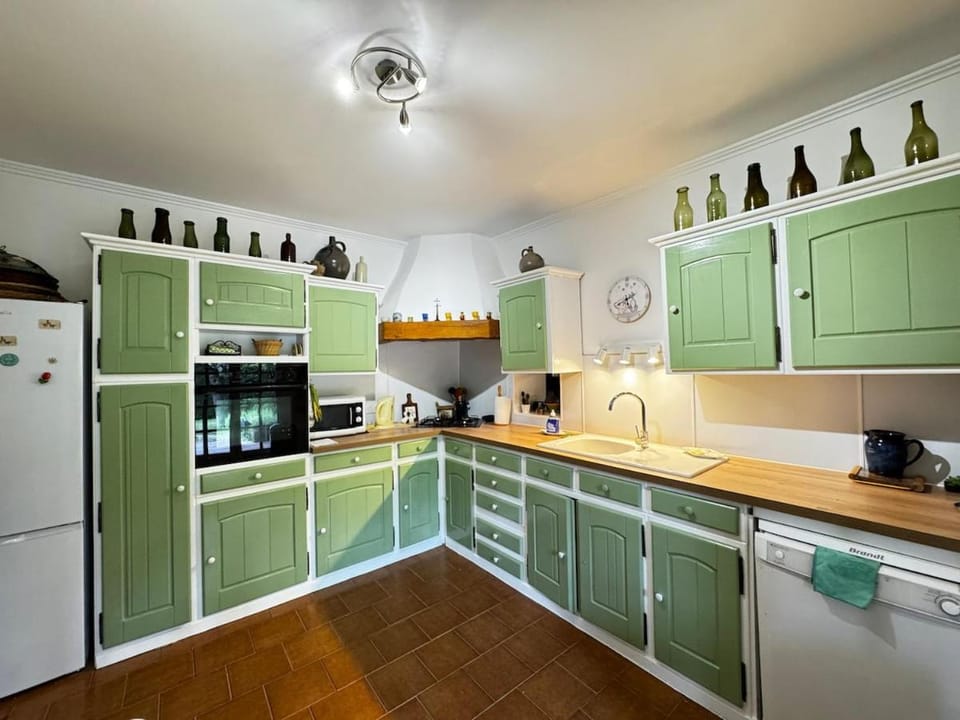 Coffee/tea facilities, Kitchen or kitchenette, dishwasher, oven, stove
