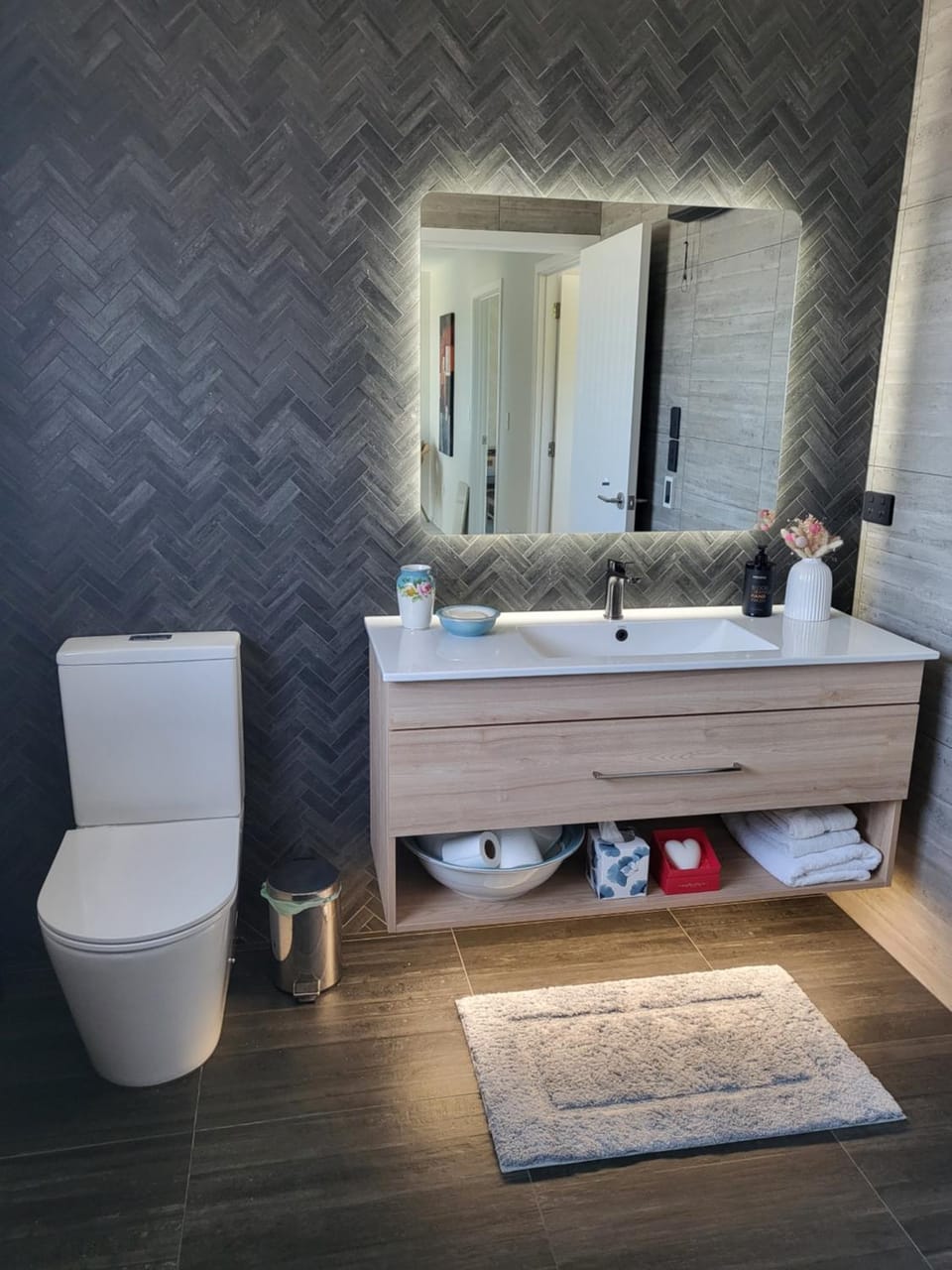 Toilet, Bathroom, towels