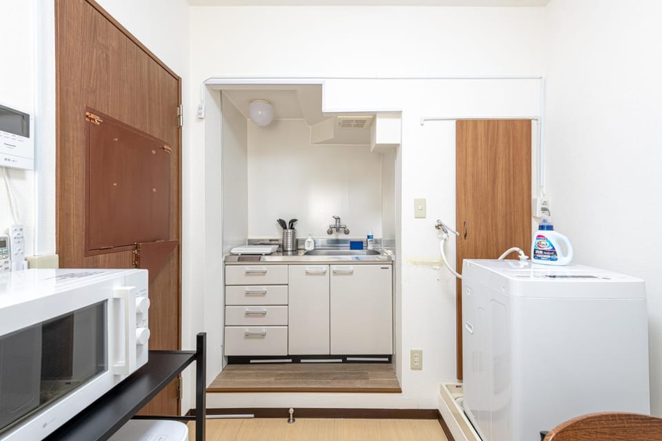 Kitchen or kitchenette, stove, washing machine