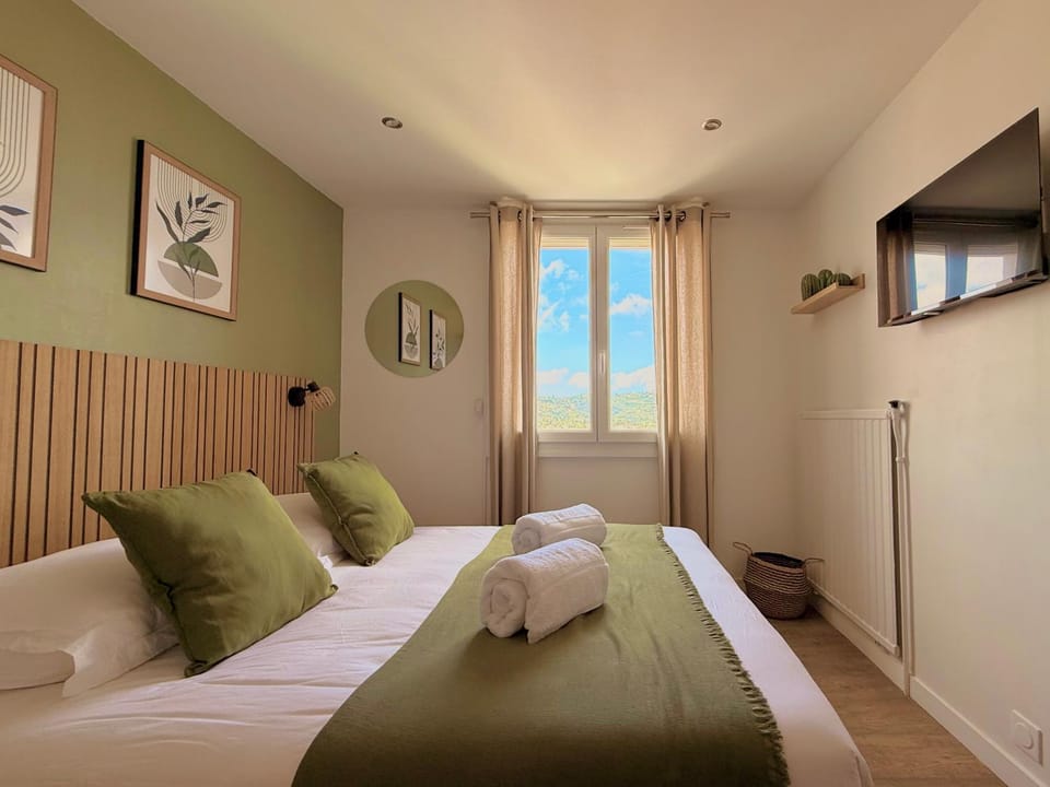 Bed, Photo of the whole room, Bedroom, towels