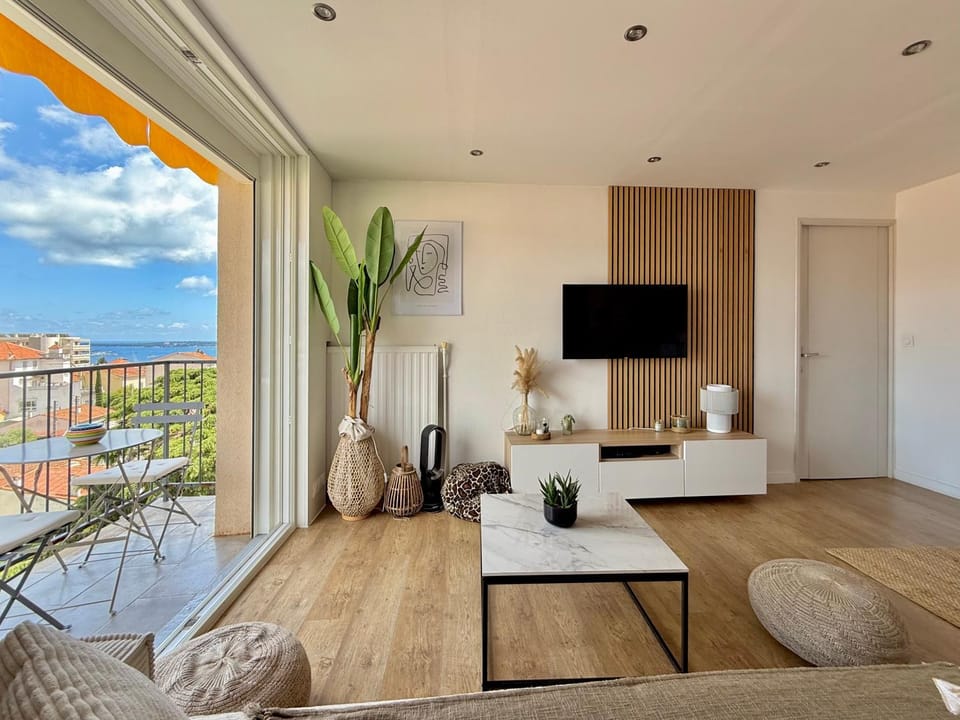 Communal lounge/ TV room, TV and multimedia, View (from property/room), Balcony/Terrace, Living room
