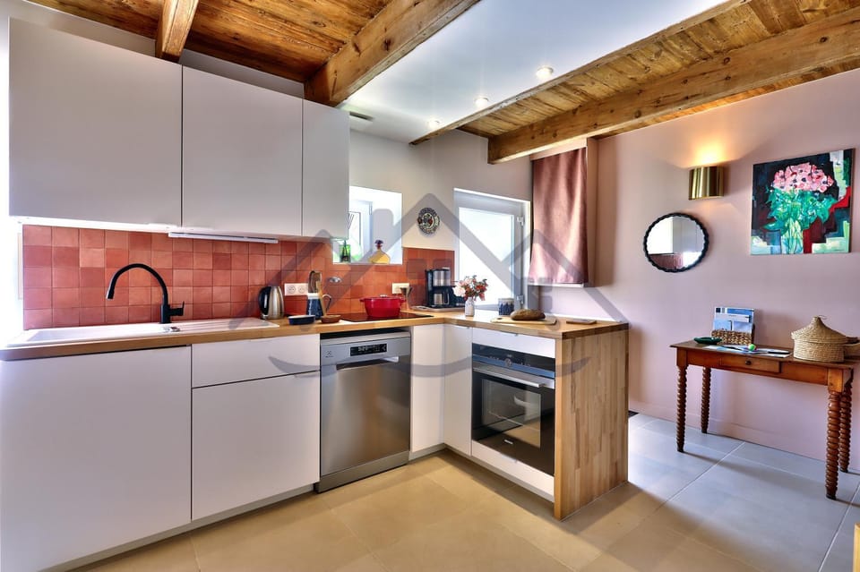 Kitchen or kitchenette, Dining area, dishwasher, oven, pet friendly, toaster