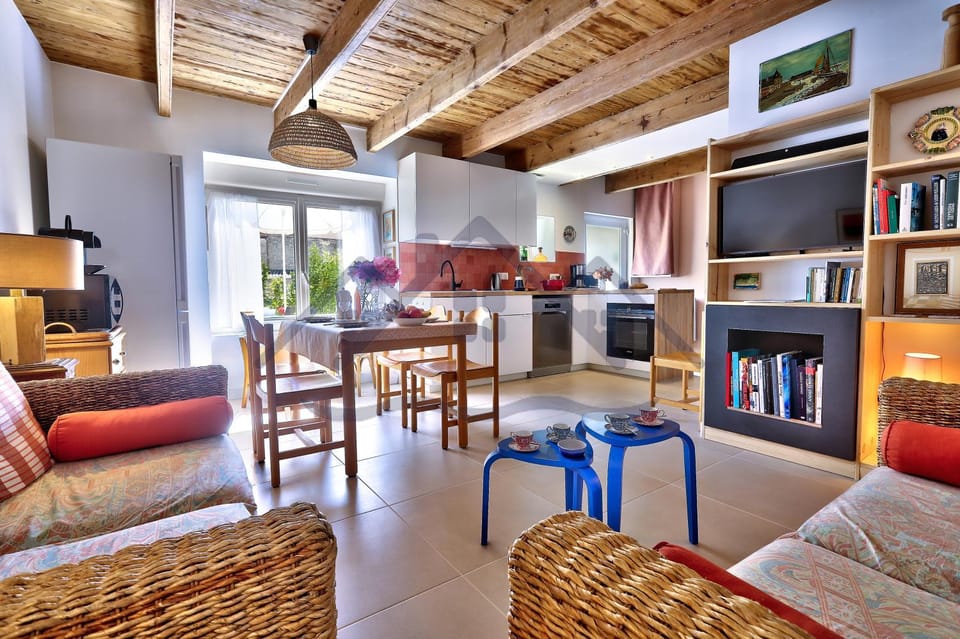 Living room, Dining area
