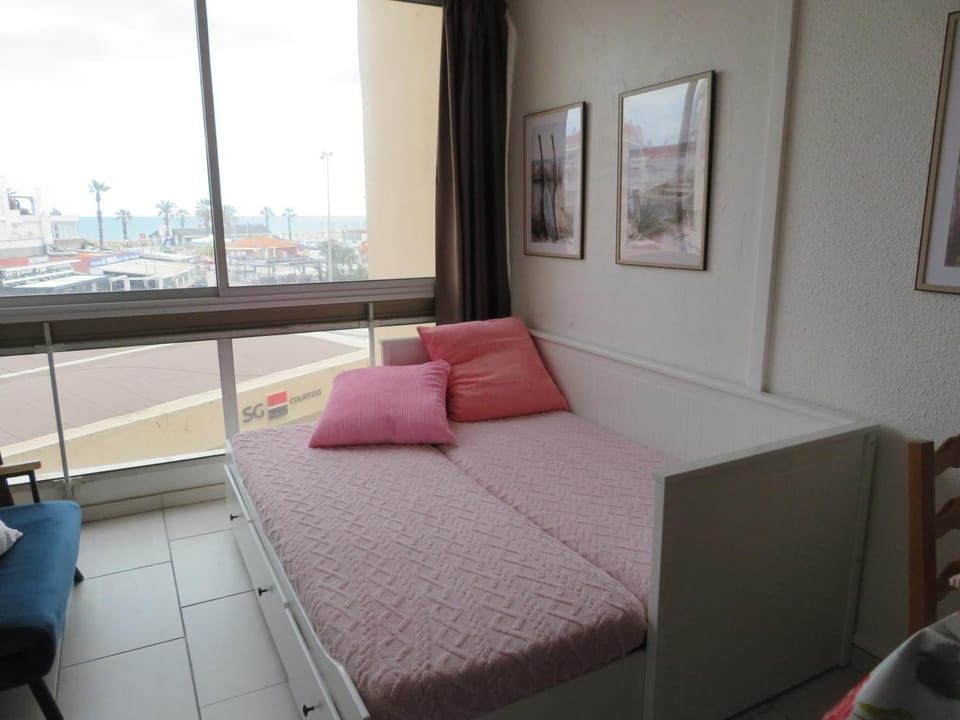 Bed, Living room