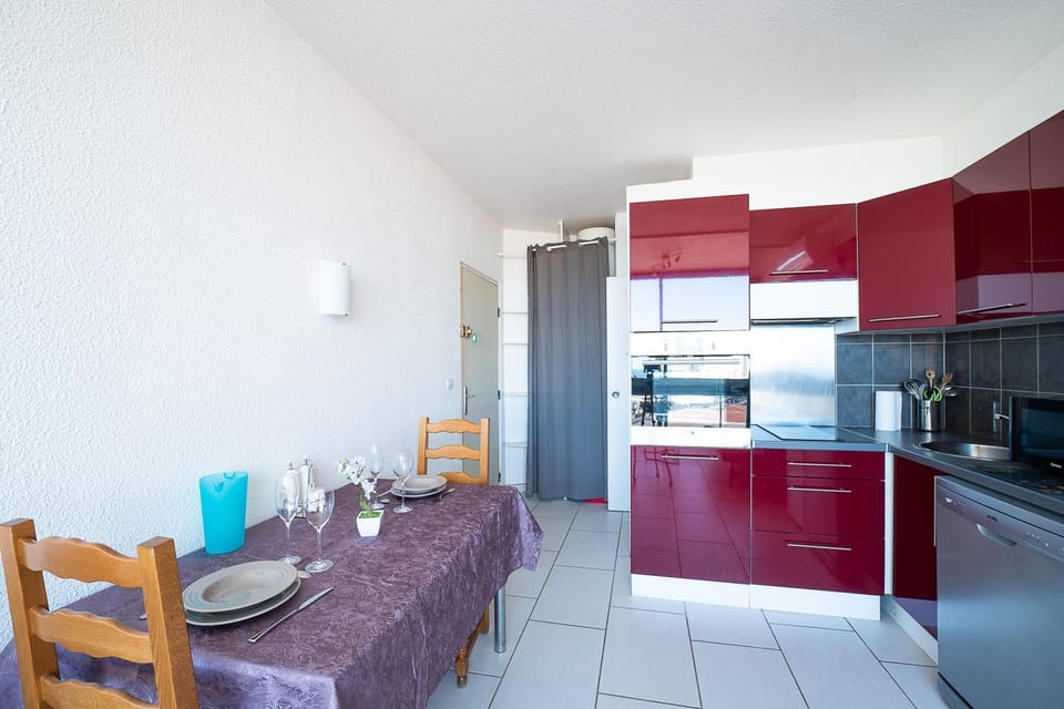 Kitchen or kitchenette, Dining area