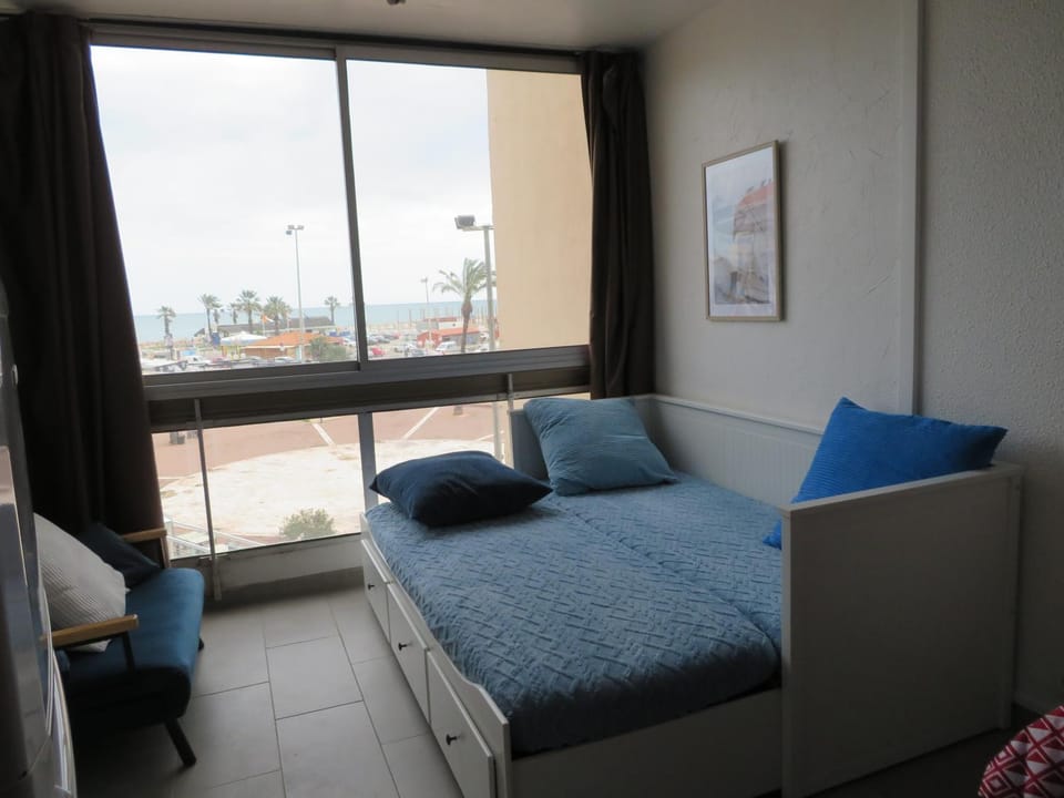 Bed, Living room