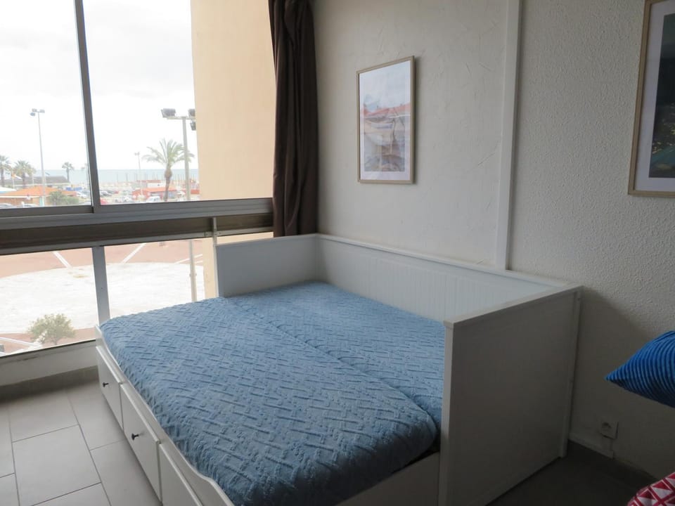 Bed, Living room