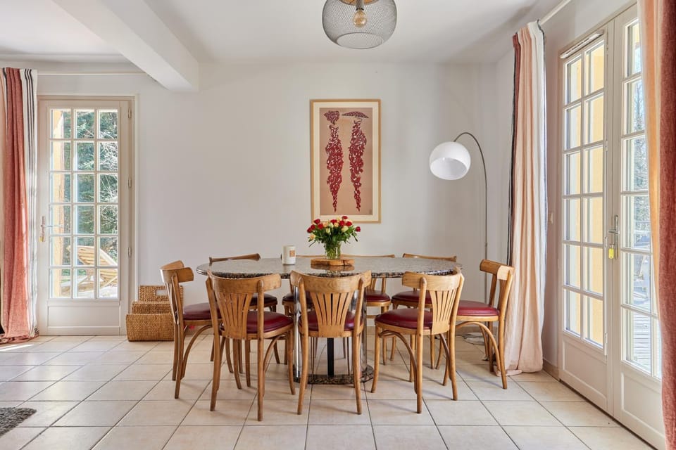 Seating area, Dining area