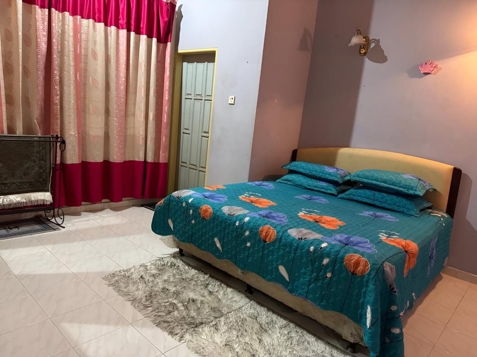 Toilet, Bed, Bathroom, Photo of the whole room, Bedroom, bidet, towels, air conditioner