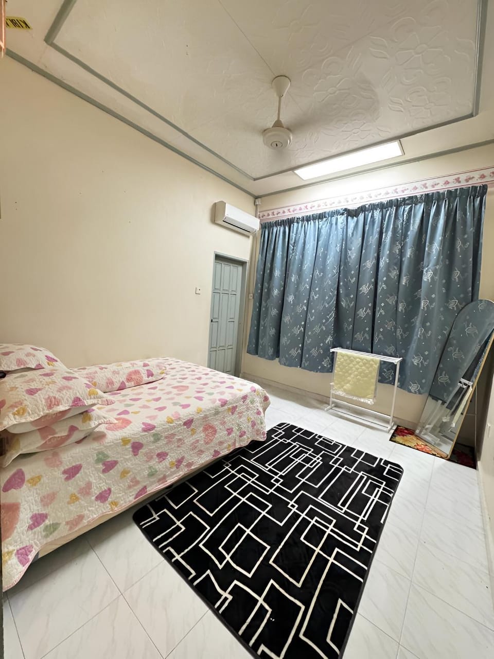 Toilet, Bed, Bathroom, Photo of the whole room, Bedroom, bidet, towels, air conditioner