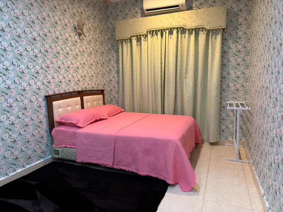 Toilet, Bed, Bathroom, Photo of the whole room, Bedroom, bidet, towels, air conditioner