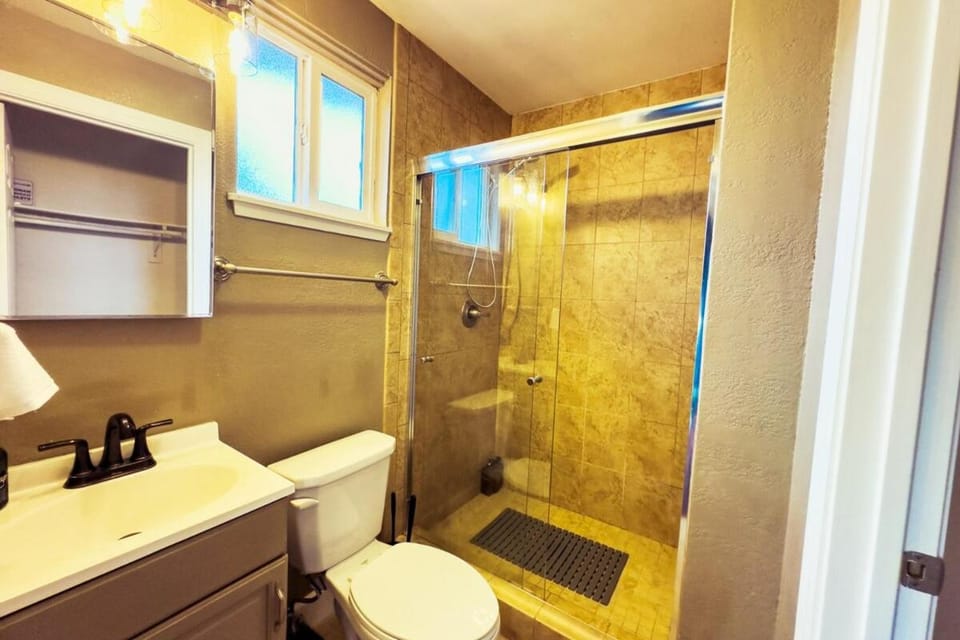 2139 SanMateo 3B AC Home Parking WIFI fully Fenced Yard House in San Mateo