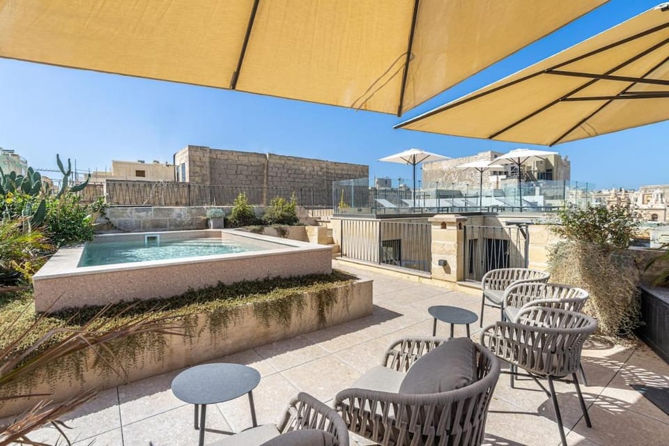 Old Theatre Suites - Maddalena Apartment in Valletta