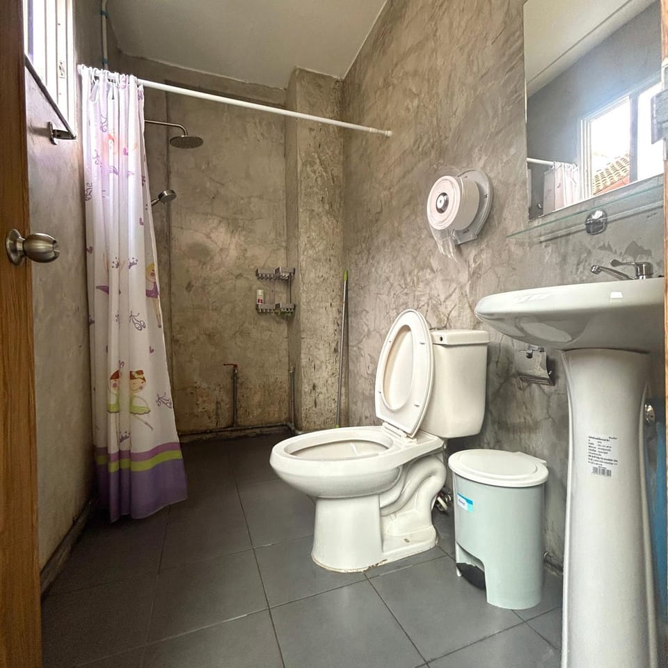 Shower, Toilet