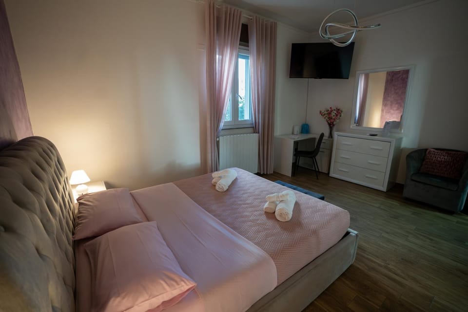 Bed, TV and multimedia, Bedroom, air conditioner