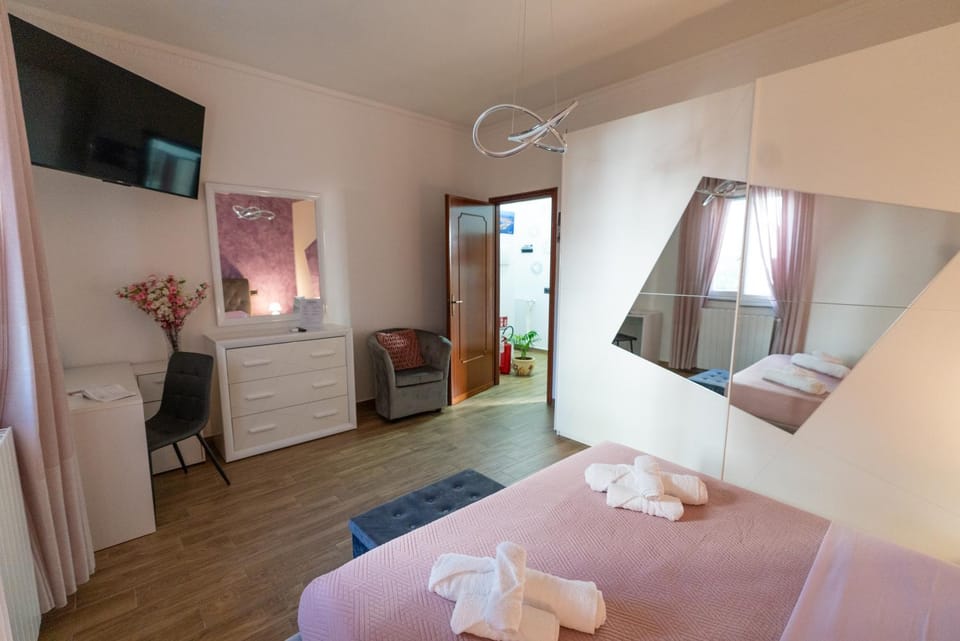 Bed, TV and multimedia, Bedroom, towels, wardrobe
