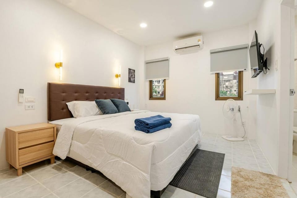 Bed, towels, air conditioner