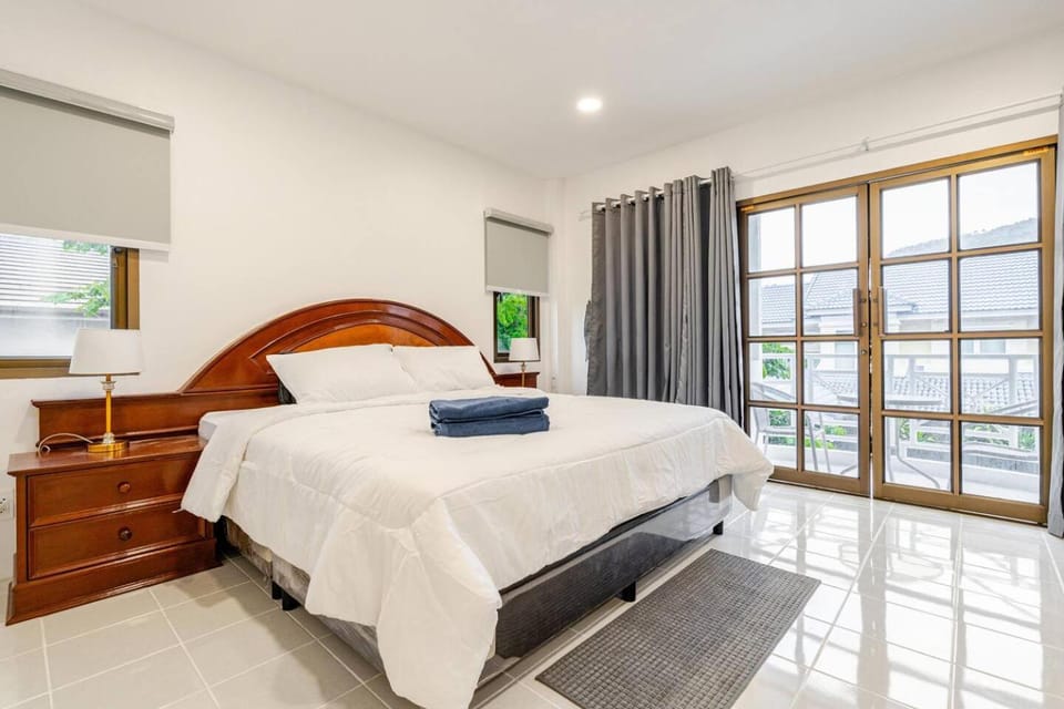 Bed, Bedroom, towels
