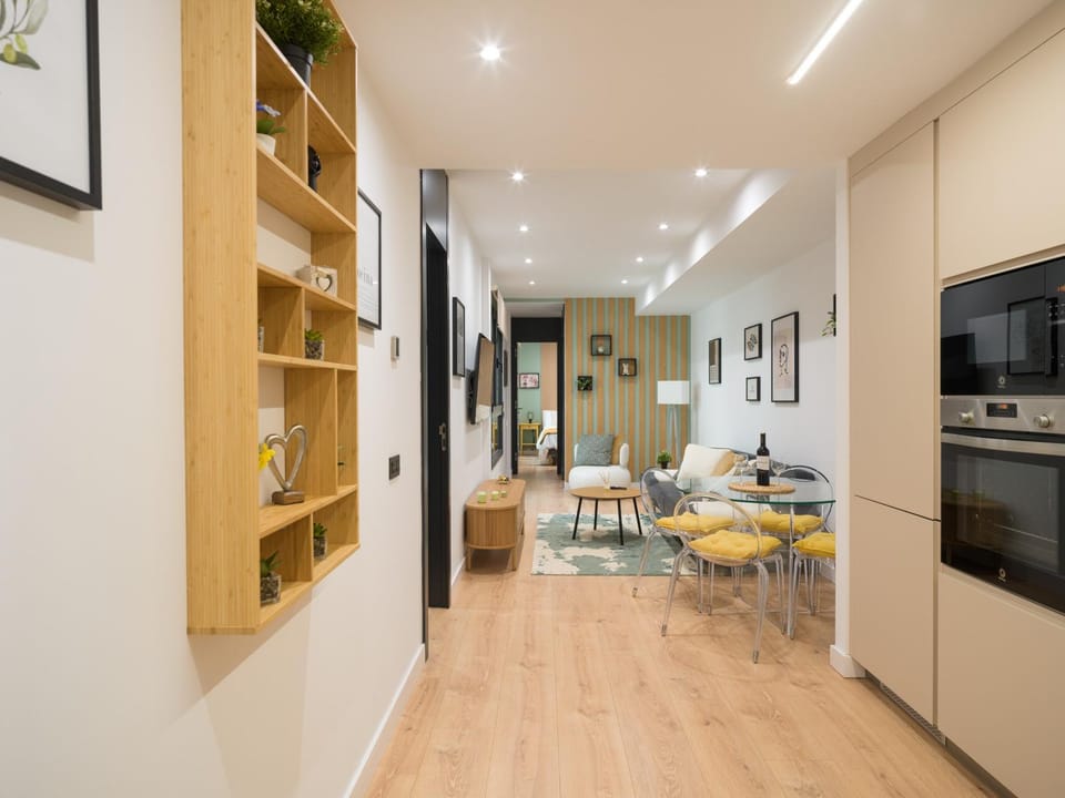 TV and multimedia, Living room, Photo of the whole room, microwave, oven, kitchen