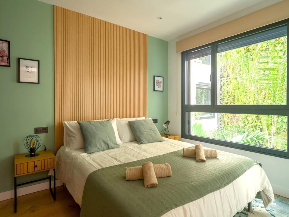 Bed, Day, Photo of the whole room, Bedroom, towels