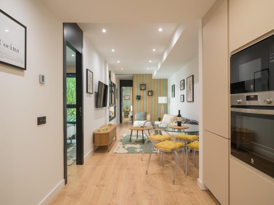 TV and multimedia, Living room, Photo of the whole room, Dining area, microwave, oven, air conditioner
