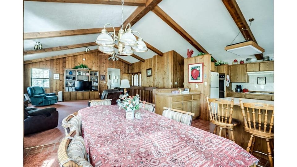 Gorgeous Cabin with Fireplace and Barbecue in Greer, Arizona Cabin in Arizona
