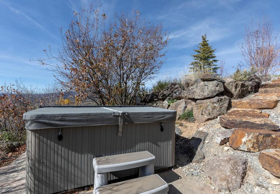 Gorgeous Secluded Villa with Hot-tub, Fire Pit and Games in Etna, Wyoming Villa in Wyoming