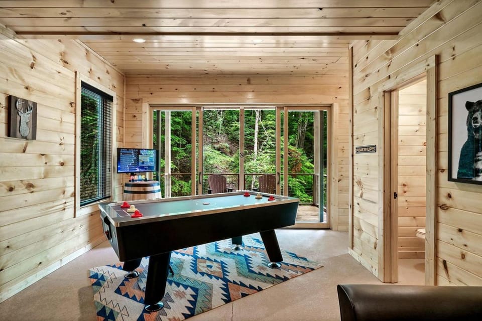 Delightful Cabin Amazing for Families with Private Porch in Tennessee Cabin in Sevierville
