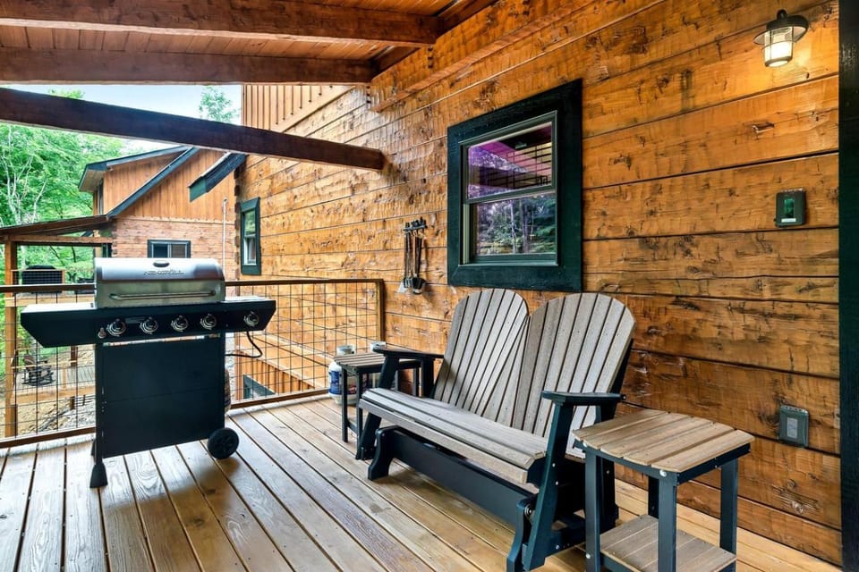 Delightful Cabin Amazing for Families with Private Porch in Tennessee Cabin in Sevierville