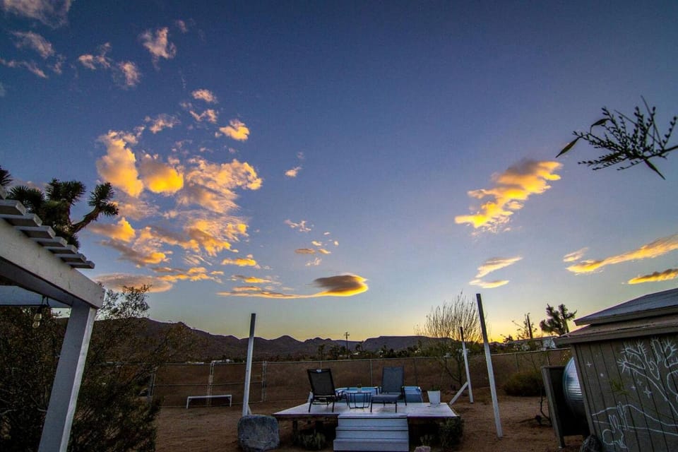 Yucca Valley Glampiing Spot with Hot-Tub and Full Amenities House in Southern California