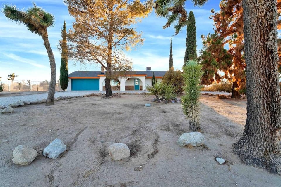 Yucca Valley Wonderland: Embark on a Unique Desert Adventure House in Yucca Valley