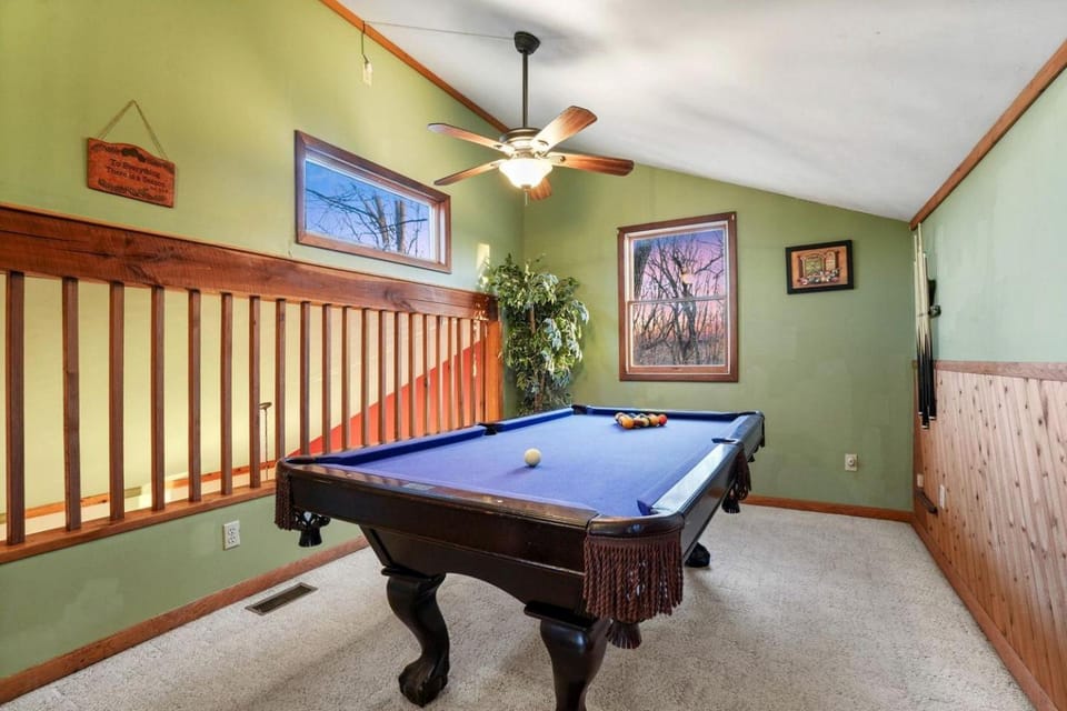 Tranquil Secluded Cabin with Private Deck, Hot-Tub, Pool Table and Views in Ohio Cabin in Perry Township