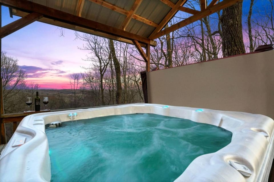 Tranquil Secluded Cabin with Private Deck, Hot-Tub, Pool Table and Views in Ohio Cabin in Perry Township