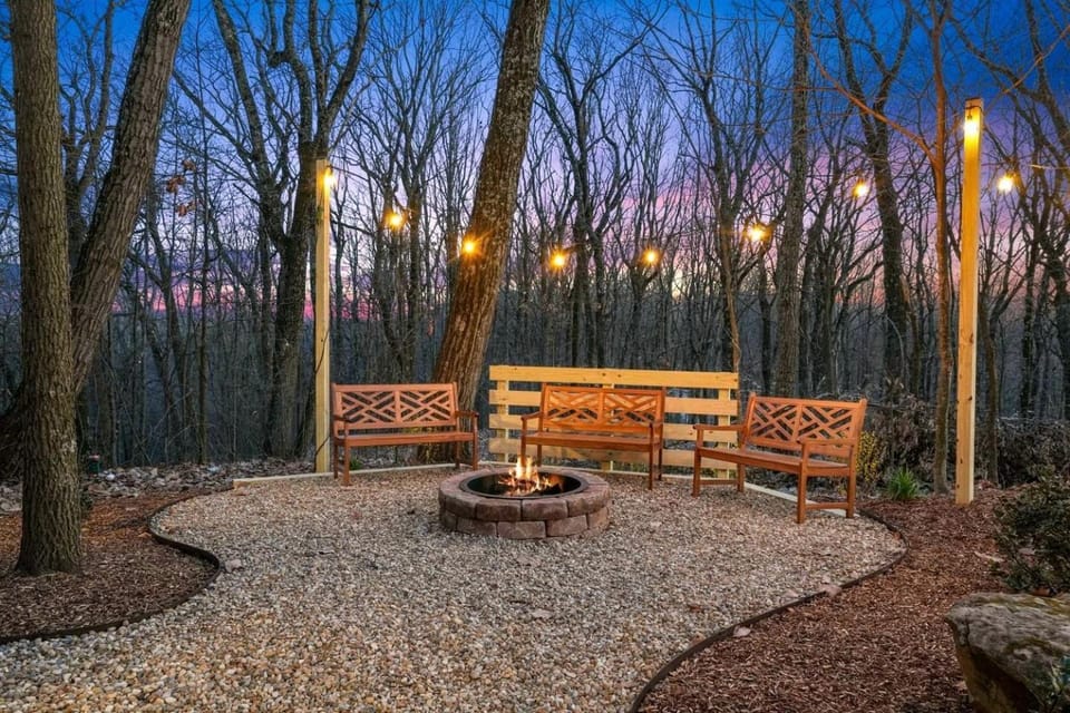 Tranquil Secluded Cabin with Private Deck, Hot-Tub, Pool Table and Views in Ohio Cabin in Perry Township