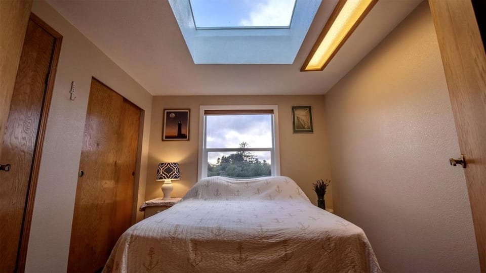 Cozy Waterfront Cottage with Hot Tub in Lakeside, Oregon House in Lakeside