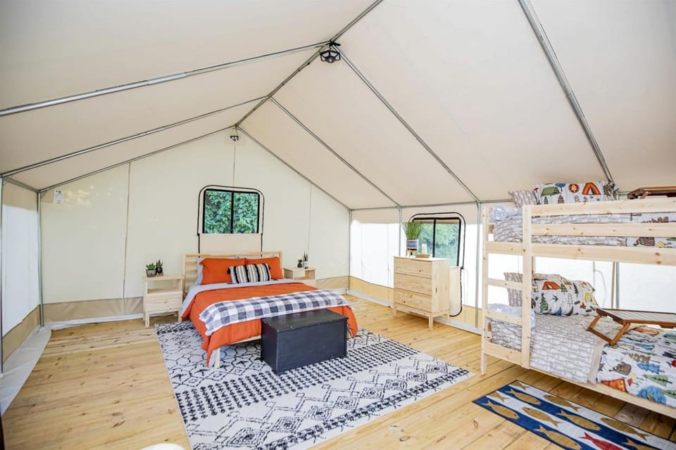 Glamping Getaway Ideal for Adventurous Families in Cassville, Missouri House in Roaring River Township