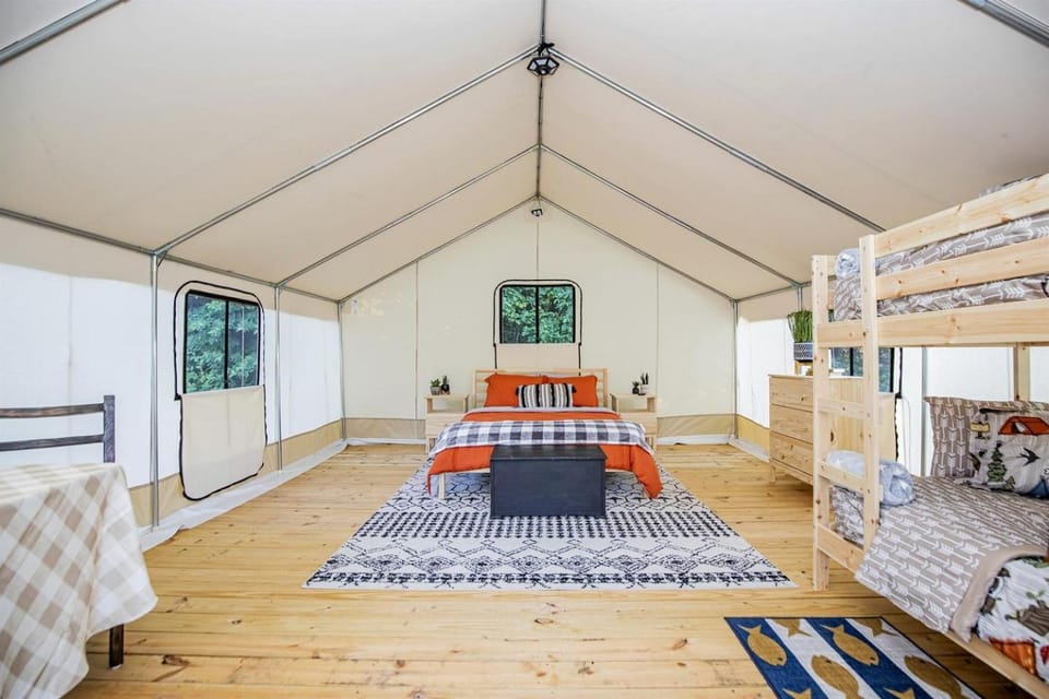 Glamping Getaway Ideal for Adventurous Families in Cassville, Missouri House in Roaring River Township