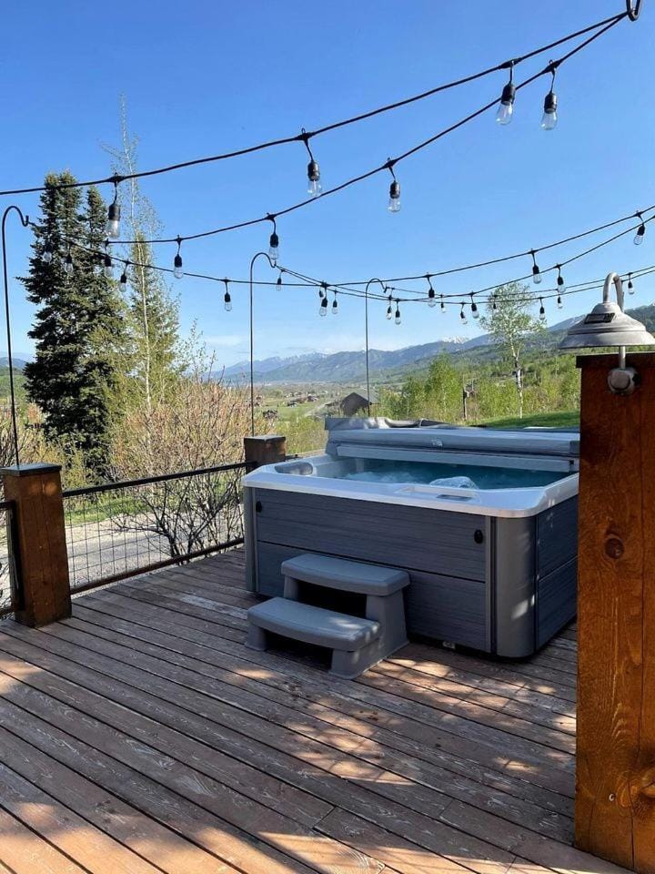 Remodeled Cabin with Pool Table and Hot-Tub in Wyoming Cabin in Wyoming