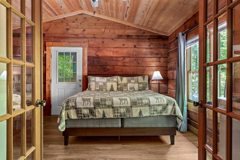 Dog-Friendly Cabin with Indoor Jacuzzi in Sevierville, Tennessee Cabin in Pittman Center