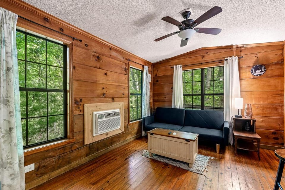 Serene Wooden Cabin with Hot-Tub and Covered Porch in Sevierville, Tennessee Cabin in Pittman Center