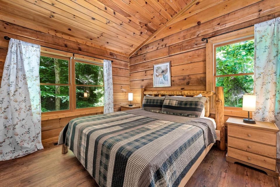 Rustic Wooden Cabin with Hot-tub in Sevierville, Tennessee Cabin in Pittman Center